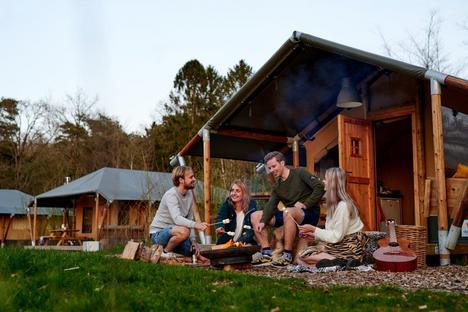 Glampingshoot_with_friends_Safari_tent_Compact (9)